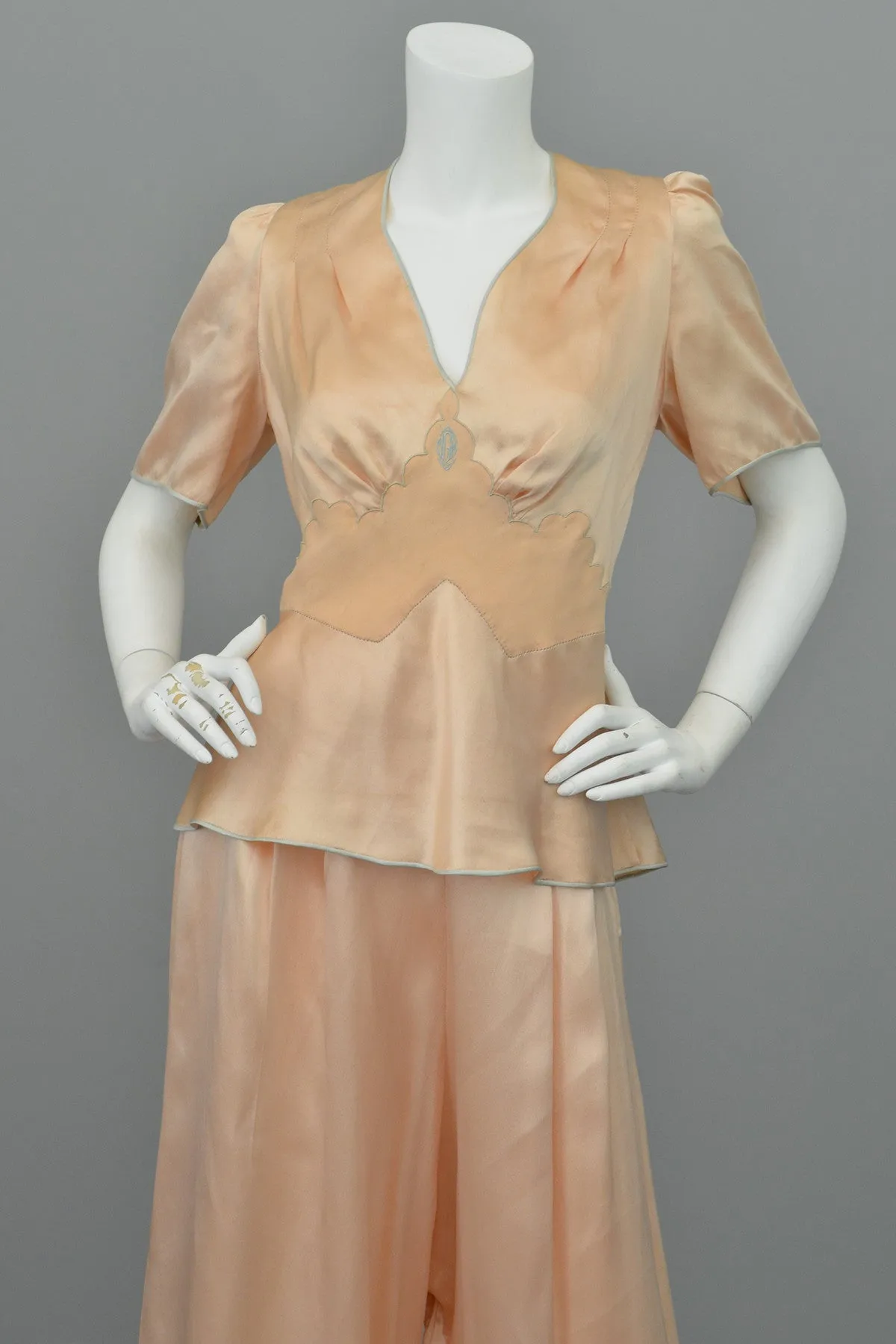 1930s Peach Silk Satin Aqua Piping Keyhole Back Pajamas Loungewear, Size Large